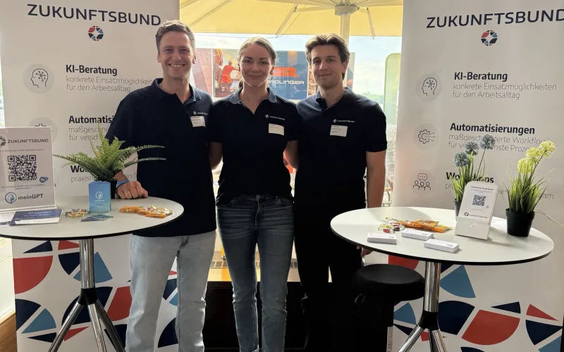 Die drei Gründer des Zukunftsbund: Robert Hargesheimer, Luisa Meißner und Louis Härtwig am Messestand